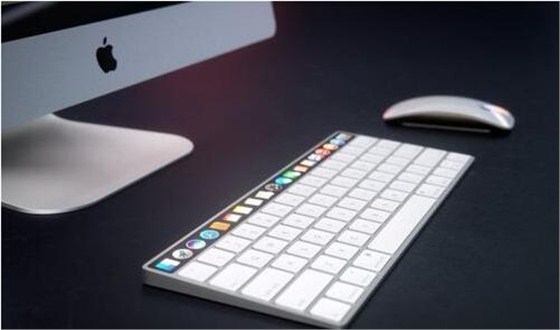 苹果在今年晚些时候很有可能会为我们带来一个配置了OLED触摸屏的新 MacBook Pro ,不过现在看来, OLED 触摸屏这个概念已经引起了很多设计师的兴趣,他们都希望能在苹果设备别的地方应用这个概念,于是,配置了 OLED 触摸屏的 Magic Keyboard 概念设计就诞生了。 我们已经通过很多概念设计了解过 OLED 触摸屏到底是怎么工作的了,所以我们完全可以想象 Magic Keyboard 将会为我们带来同样的体验。 要知道 MacBook Pro 是一款笔记本电脑,而我们的台式电脑也想获得 OLED 触控板,你总不能在显示器上安置这个功能吧?而看起来将 OLED 触摸屏安置在键盘上是非常可取的一种好想法。Magic Keyboard 通过 OLED 触摸屏让自己变得像一个桌面一样,这样的设计肯定会为我们的工作和娱乐带来更多的便利。 现在有越来越多传闻都指向新的 MacBook Pro 将会配置 OLED 触摸屏,而将 OLED 触摸屏用到键盘上,或许真的是一个完美的升级,不过,苹果还有需要克服的难关,就是安置了OLED 触摸屏后 Magic Keyboard 的电池续航能力问题。
